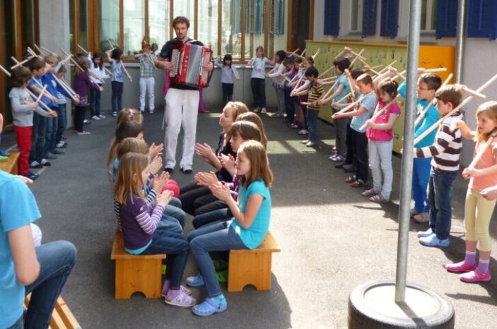 CHLEFELE, LÖFFLE ... SCHWEIZER VOLKSMUSIK, EIN LUSTVOLLES SCHULERLEBNIS!